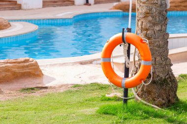 çit üzerinde lifebuoy, otelde tatilhavuz tarafından.