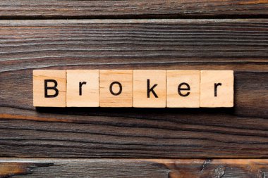 Tahta blokta broker kelimesi yazılı. Ahşap masa üzerinde broker metni desing, konsept için.