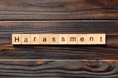 taciz kelime ahşap blok üzerinde yazılı. taciz metin, tasarım, ahşap masanın kavramı.