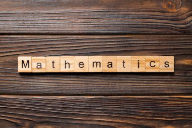 Matematik kelime ahşap blok üzerinde yazılı. Matematik metin için tasarım, ahşap masa üstünde kavramı.