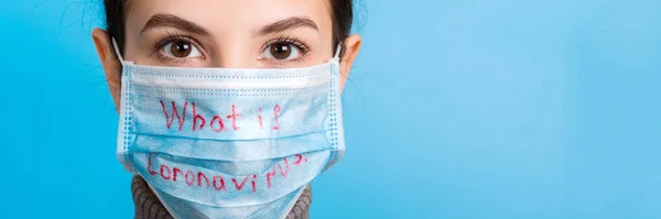 Portrett Kvinne Med Medisinsk Maske Med Det Som Kronavirus Ord – stockfoto