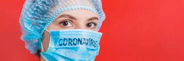 Portretul Unei Femei Purtând Uniformă Medicală Mască Cuvânt Coronavirus Fundal — Fotografie, imagine de stoc