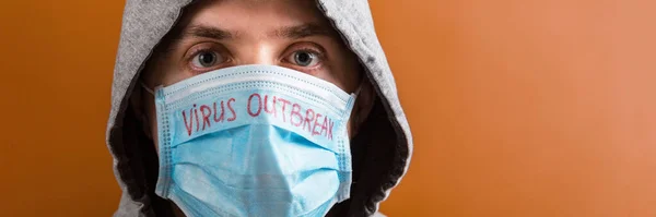 Portret Młodego Mężczyzny Kapturze Noszącego Ochronną Maskę Medyczną Tekstem Epidemii — Zdjęcie stockowe