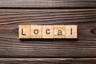 Yerel word ahşap blok üzerinde yazılı. Tablo, yerel metin kavramı.