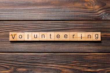 ahşap blok üzerinde yazılı kelime gönüllü. tabloda, metin gönüllülük kavramı.