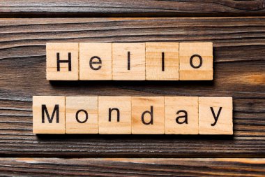 Merhaba Pazartesi kelime ahşap blok üzerinde yazılı. Pazartesi metin için tasarım, ahşap masa üzerinde Merhaba kavramı.