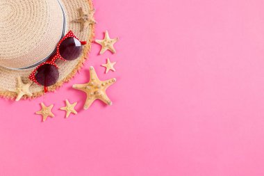ahşap masa üzerinde aksesuarları ile yaz tatili plaj arka plan, kopya alanı ile üst görünümü. tatil konsepti.