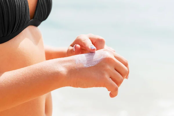 Mujer Traje Baño Está Aplicando Crema Solar Mano Con Dedo — Foto de Stock