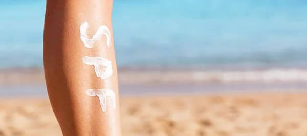 Female Legs Spf Word Made Sun Cream Beach Sun Protection — Stock Photo, Image