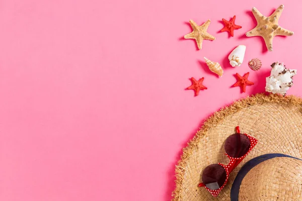 Fondo Vacaciones Verano Con Sombrero Paja Conchas Marinas Sobre Fondo — Foto de Stock