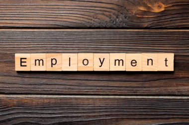 Ahşap blokta yazan bir iş sözcüğü. Üst görünüm konseptiniz için tahta masadaki istihdam metni.