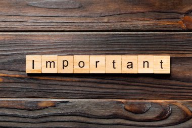 önemli kelime ahşap blok üzerinde yazılı. Senin tasarım için ahşap masa üzerinde önemli metin kavramı.