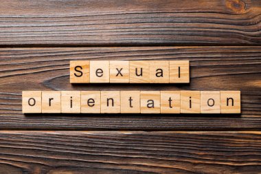 Cinsel yönelim kelime ahşap blok üzerinde yazılı. Cinsel yönelim metin, tasarım, ahşap masanın kavramı.