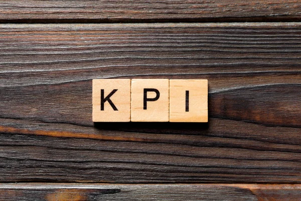 木のブロックに書かれたKpiの単語 テーブルの上のKpiテキスト コンセプト — ストック写真