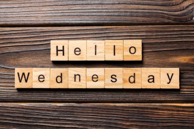 Merhaba çarşamba günü tahta blokta yazan kelime. Merhaba çarşamba günü ahşap masadaki yazı, desing, konsept.