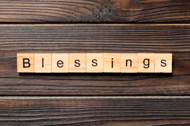 Tahta blokta yazılmış kutsal bir söz. Kutsanmış metinler ahşap masanın üzerinde, yukarıdaki görünüm konseptin için..