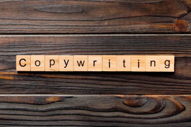 Copywriting kelime ahşap blok üzerinde yazılı. Copywriting metin, tasarım, ahşap masanın kavramı.
