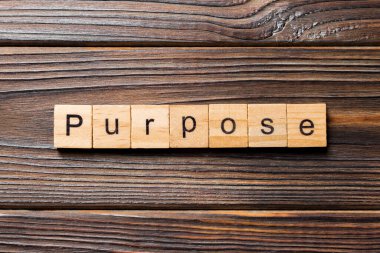 Tahta bloğa yazılmış bir kelime. tablo üzerinde amaç metni, konsept.