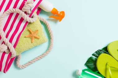 Kopya alanı ile yaz çantası arka plan. Renkli masa, seyahat konsepti üzerinde düz yatıyordu fotoğraf. Metin için boş alan, mock-up.