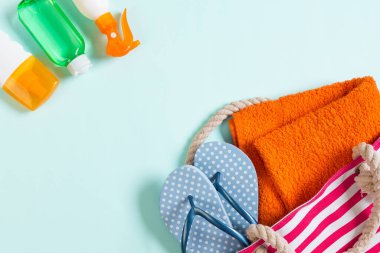 Kopya alanı ile yaz çantası arka plan. Renkli masa, seyahat konsepti üzerinde düz yatıyordu fotoğraf. Metin için boş alan, mock-up.