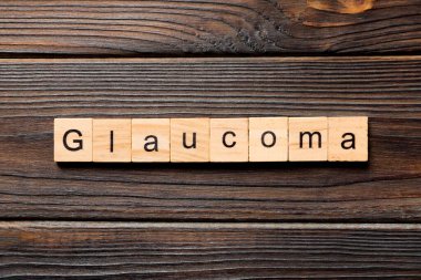 Glokom kelime ahşap blok üzerinde yazılı. Glokom metin, tasarım, ahşap masanın kavramı.