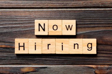 Ahşap blokta yazan kelime işe alınıyor. Şimdi ahşap masadaki metni Top view konseptin için işe alıyorum..