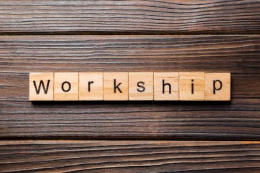 Ahşap blok üzerinde yazılı kelime tapıyorum. Metin için tasarım, ahşap masa üzerinde ibadet kavramı.