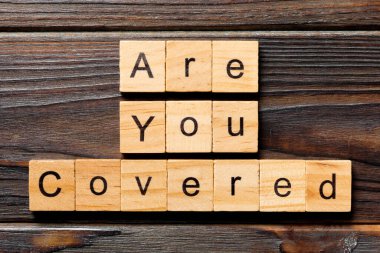 Ahşap blokta yazılı mısın? Masadaki metni, konsepti....