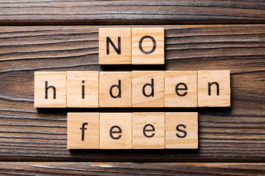 Tahta blokta gizli harç kelimesi yazmıyor. Üst görünüm konseptiniz için tahta masanın üzerinde gizli ücret metni yok.