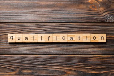 Tahta blokta yazılı bir kelime. tablo üzerinde nitelik metni, konsept.