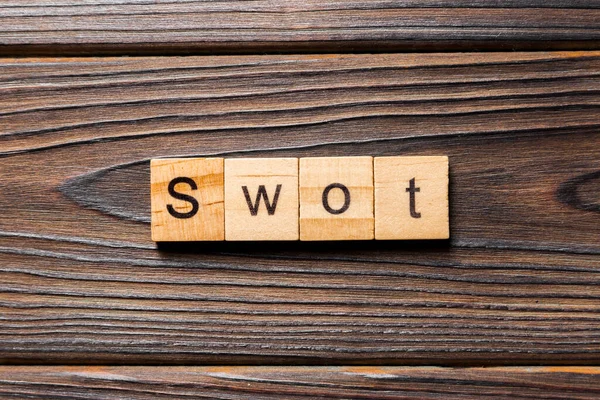 Swot Wort Auf Holzblock Geschrieben Text Auf Dem Tisch Konzept — Stockfoto