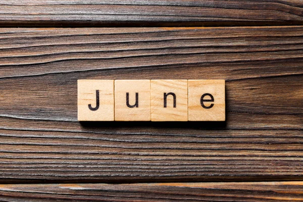 Λέξη Του Ιουνίου Γραμμένη Στο Ξύλο Ιούνιος Κείμενο Ξύλινο Τραπέζι — Φωτογραφία Αρχείου
