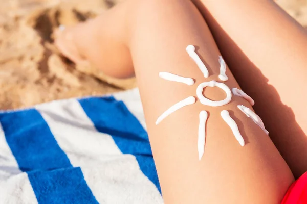 Ηλιακή Κρέμα Έχει Σχεδιαστεί Σχήμα Ήλιου Στο Πόδι Της Μαυρισμένη — Φωτογραφία Αρχείου