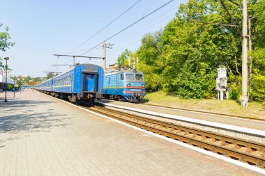 Eski mavi tren, tren istasyonundan ayrılıyor..