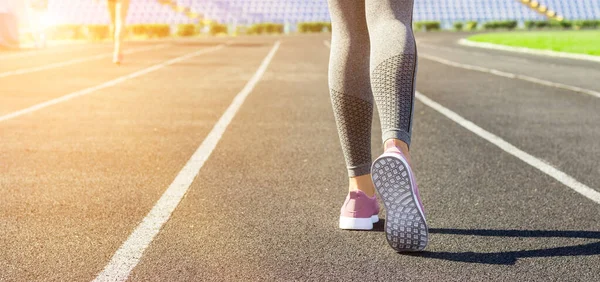 Imagen Cosecha Piernas Pies Deportivos Femeninos Zapatillas Correr Estadio — Foto de Stock