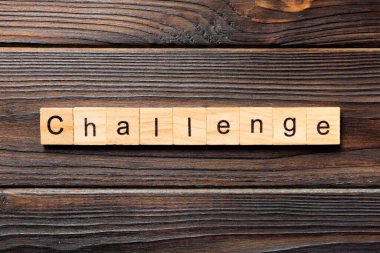 Ahşap blok üzerinde yazılı kelime meydan. Meydan okumak için tasarım, ahşap masa üzerinde metin kavramı.