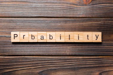 Tahta bloğa yazılmış bir olasılık kelimesi. Tablo üzerinde olasılık metni, konsept.