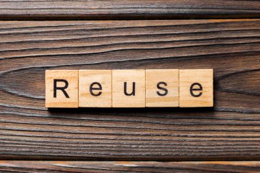 ahşap blok üzerinde yazılı word yeniden. metin için tasarım, ahşap masa üzerinde yeniden kavramı.