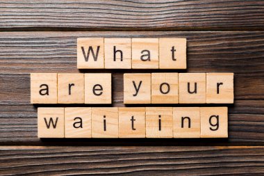 Tahta blokta ne yazmasını bekliyorsun? Ahşap masanın üstünde ne bekliyorsun? Top view konseptin için..