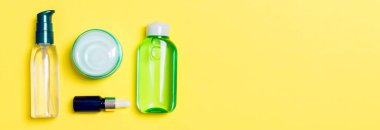 Kozmetik Spa markalama mock-up, fotokopi alanı ile üst görünümü. tüpler ve krem düz kavanoz seti sarı arka plan üzerinde yatıyordu.