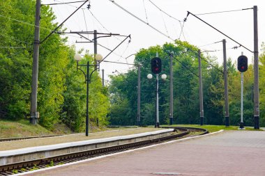 Tren için demiryolu platformu.