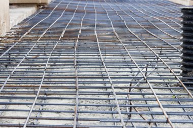 Armatür inşa etmek için çelik parmaklıkların güçlendirilmesi. Binanın yapımında çelik takviyesi..