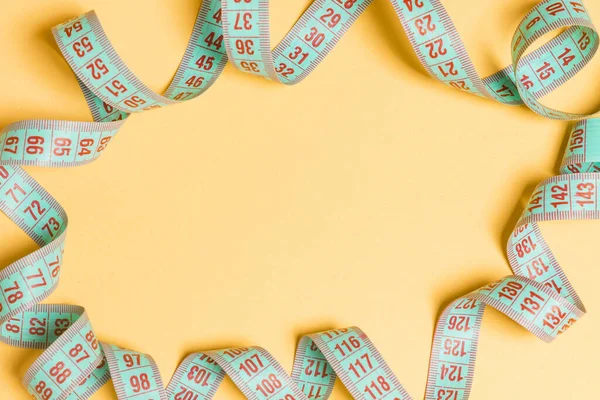 Bovenaanzicht Van Frame Gemaakt Van Meetlint Oranje Achtergrond Fit Concept — Stockfoto