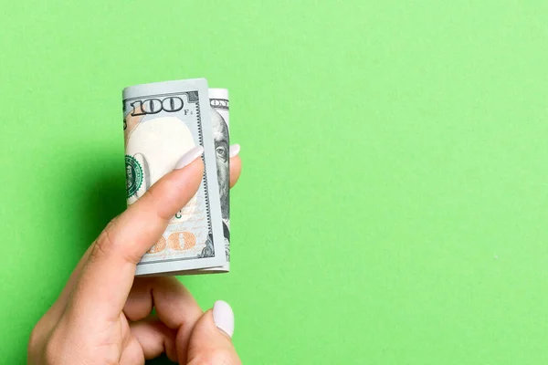 Paquete Billetes Cien Dólares Mano Femenina Sobre Fondo Colorido Concepto — Foto de Stock