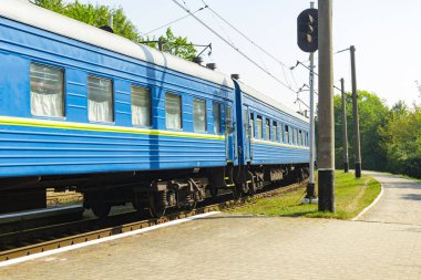Eski mavi tren, tren istasyonundan ayrılıyor..