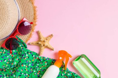 Pembe arka plan üzerinde Kadın yaz kıyafeti üst görünümü. Moda tatilleri kavramı.