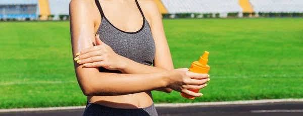 Mujer Joven Está Aplicando Protector Solar Sus Brazos Antes Las — Foto de Stock