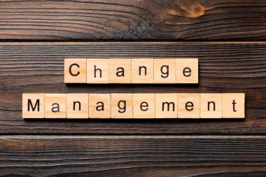 Tahta blokta yönetim sözcüğünü değiştir. tablo üzerinde yönetim metnini değiştir, konsept.