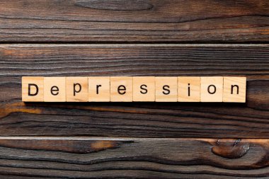 Tahta blokta yazan depresyon kelimesi. Masada depresyon metni, konsept.