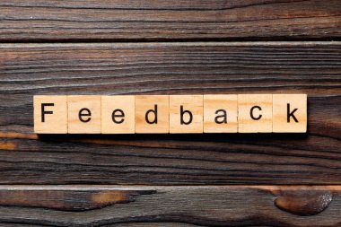 geribildirim kelime ahşap blok üzerinde yazılı. Geribildirim metin, tasarım, ahşap masanın kavramı.